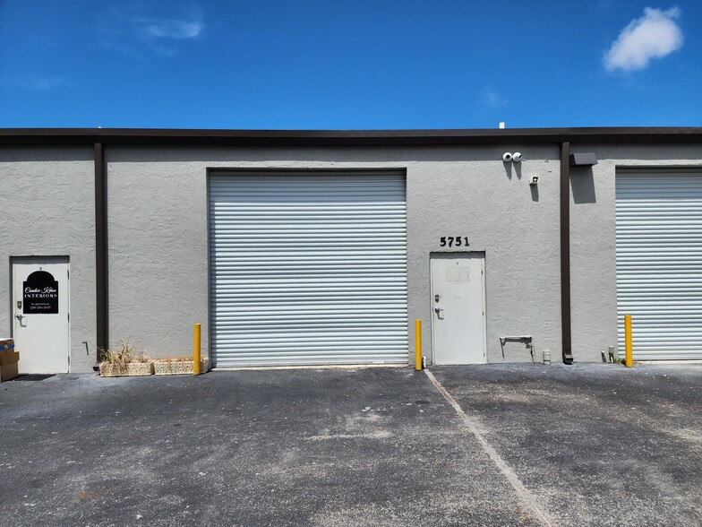 5751 Houchin St, Naples, FL for lease - Building Photo - Image 3 of 6