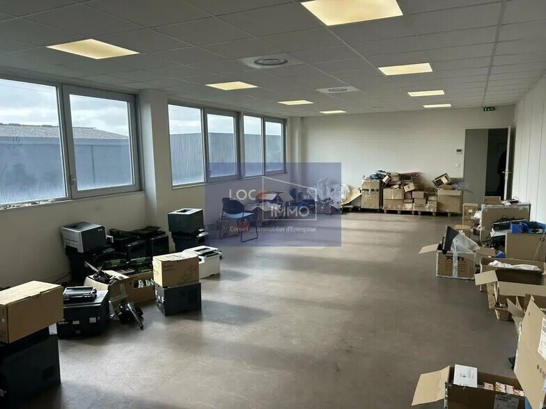 Flex in Mérignac for lease - Interior Photo - Image 3 of 8