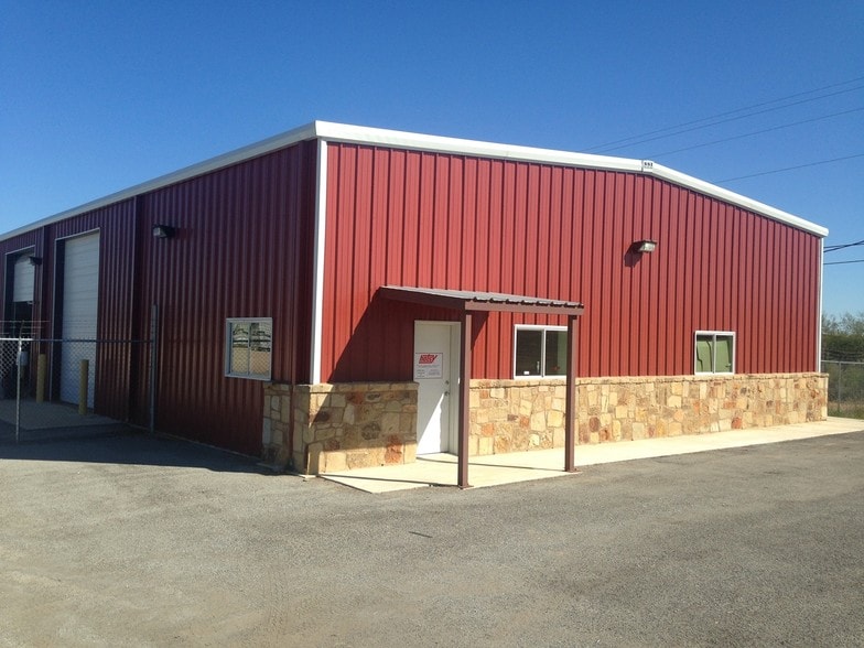 450 County Road 4670, Dilley, TX for sale - Primary Photo - Image 1 of 1