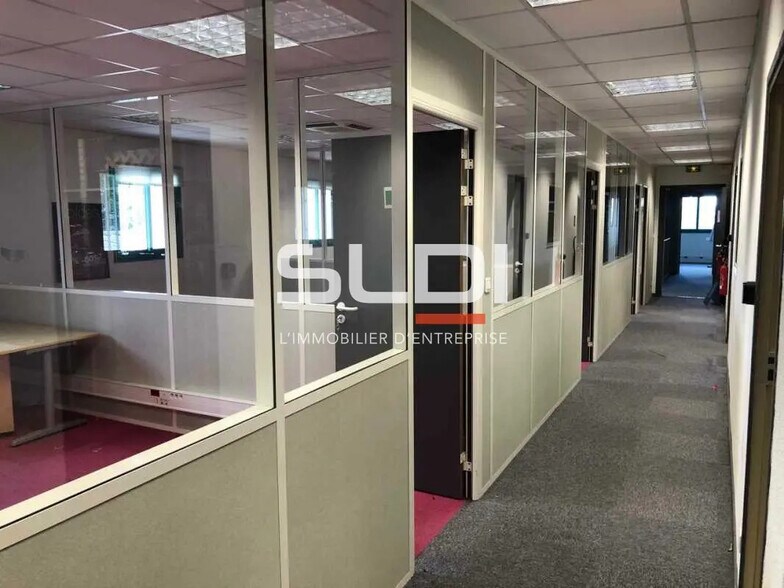 Flex in Vénissieux for lease - Interior Photo - Image 2 of 5