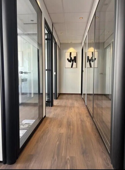 Office in Saint-Laurent-du-Var for lease - Interior Photo - Image 3 of 13