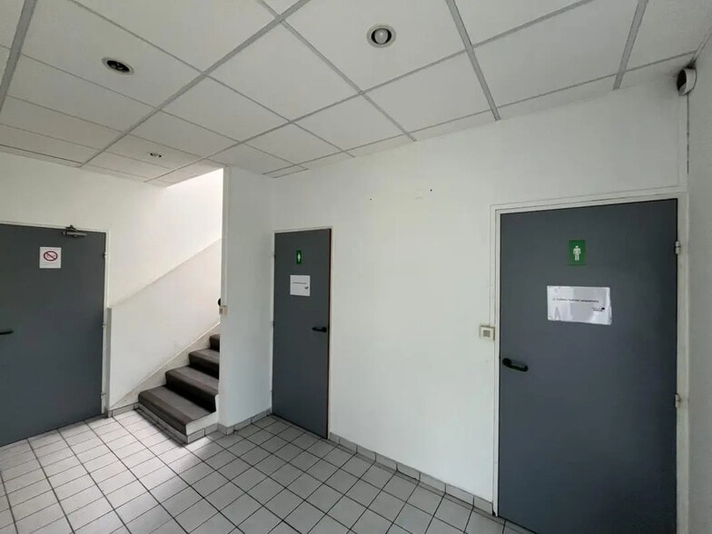 Industrial in Trappes for lease - Interior Photo - Image 2 of 9