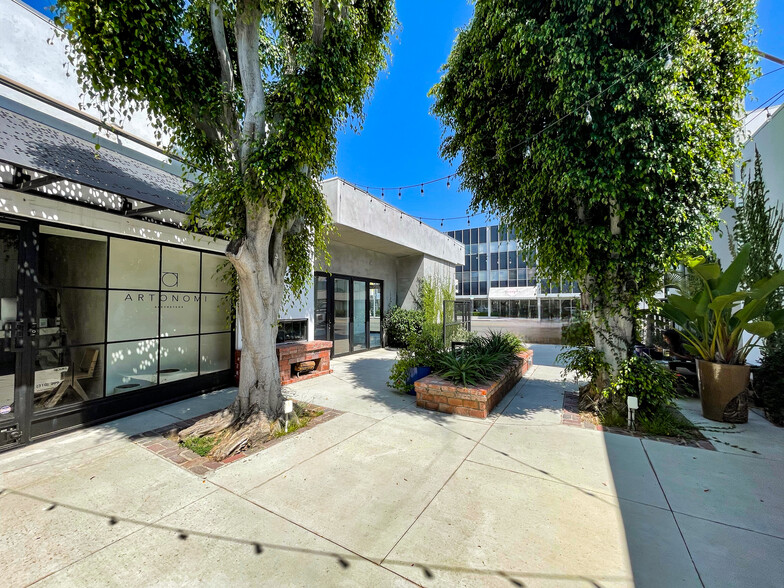 8270-8272 Melrose Ave, Los Angeles, CA for lease - Building Photo - Image 3 of 4