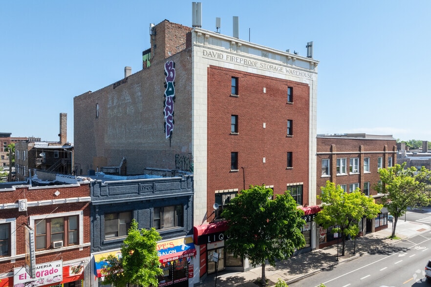 3240 W Lawrence Ave, Chicago, IL for lease - Primary Photo - Image 1 of 13
