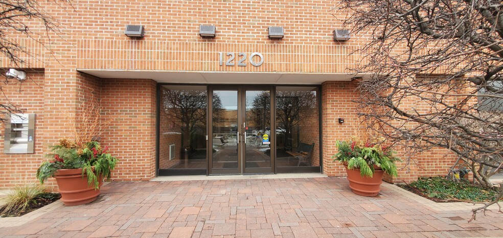 1220 Meadow Rd, Northbrook, IL for lease - Building Photo - Image 3 of 12