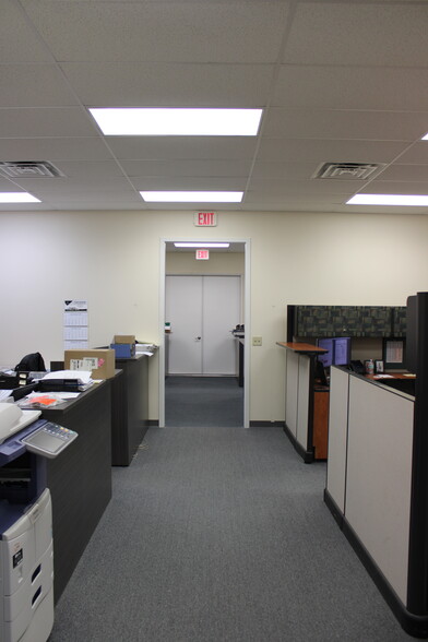 5500 NW Johnston Dr, Johnston, IA for lease - Building Photo - Image 3 of 14