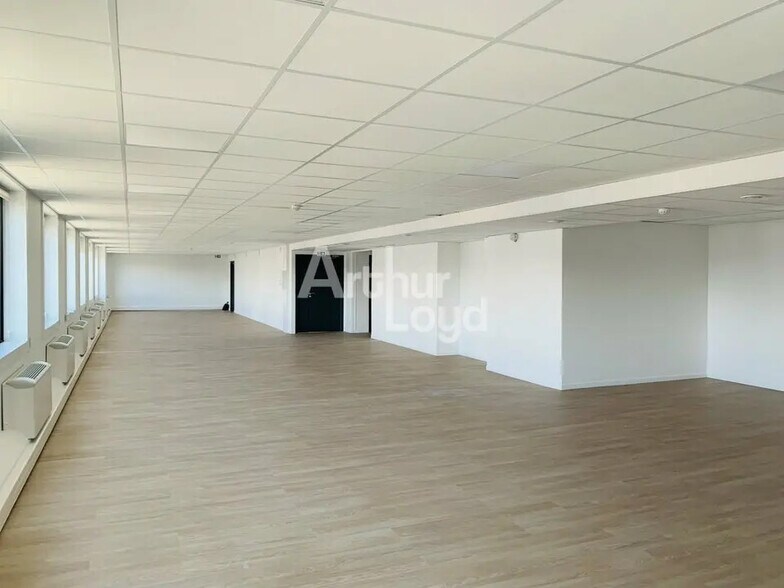 Office in Annecy for lease - Interior Photo - Image 2 of 10