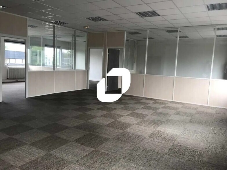 Flex in Villebon-sur-Yvette for lease - Interior Photo - Image 3 of 33