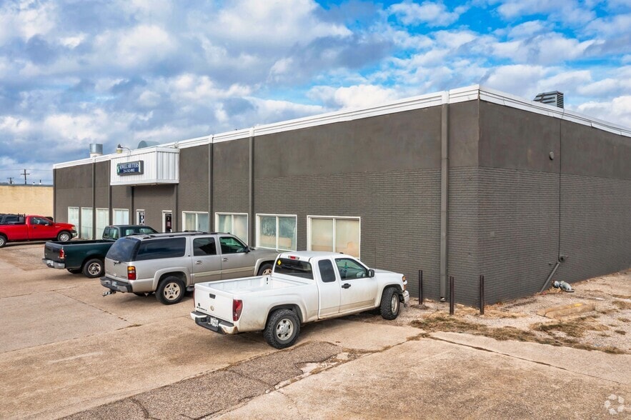 11649 Chairman Dr, Dallas, TX for lease - Building Photo - Image 2 of 5
