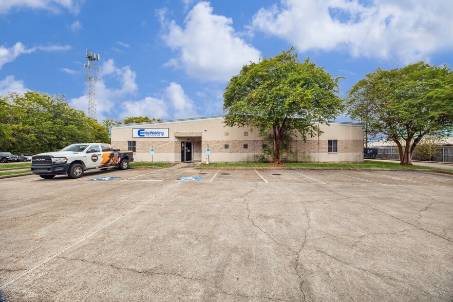 7119 Village Way, Houston, TX for lease - Primary Photo - Image 1 of 21