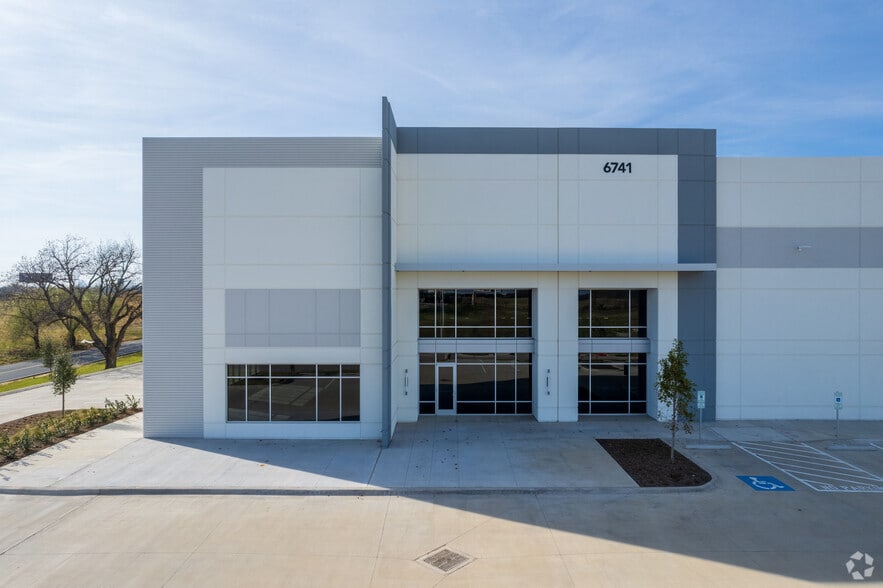 6741 Midway Rd, Haltom City, TX for lease - Building Photo - Image 3 of 9