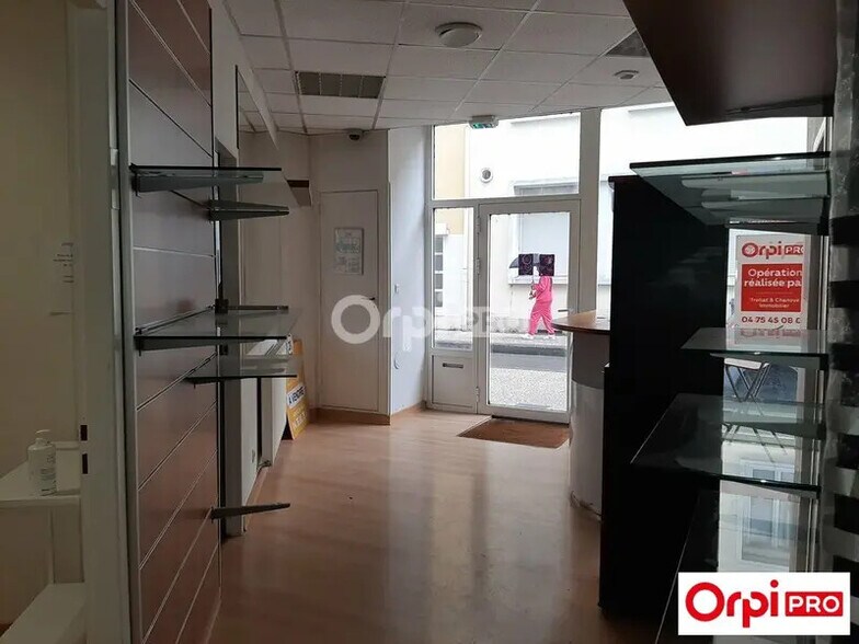 Retail in Valence for lease - Building Photo - Image 2 of 6