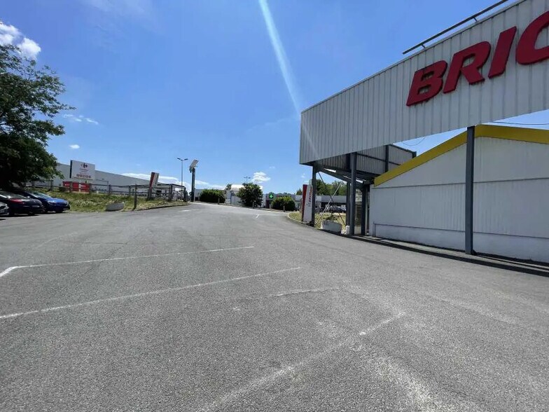 Office in Beautiran for lease - Building Photo - Image 3 of 8