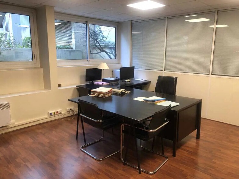 Office in Neuilly-sur-Seine for lease - Building Photo - Image 1 of 10