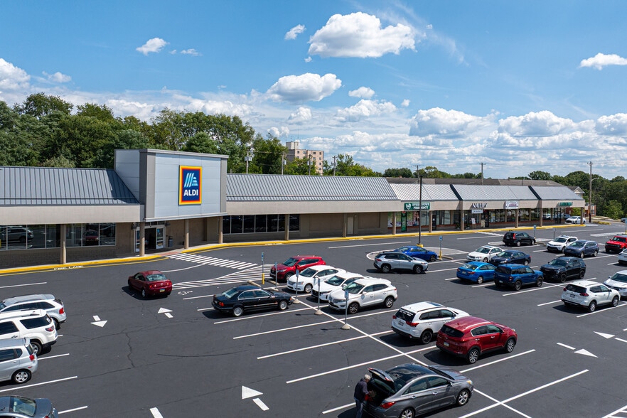 5239-5255 Brownsville Rd, Pittsburgh, PA for lease - Building Photo - Image 2 of 9