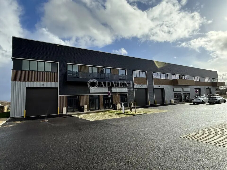 Flex in Chalifert for lease Building Photo- Image 1 of 7