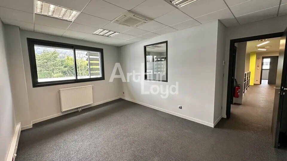 Office in Saint-Baldoph for lease Interior Photo- Image 1 of 12