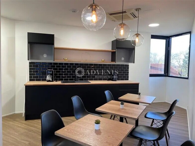 Office in Jouy-en-Josas for lease - Interior Photo - Image 2 of 5