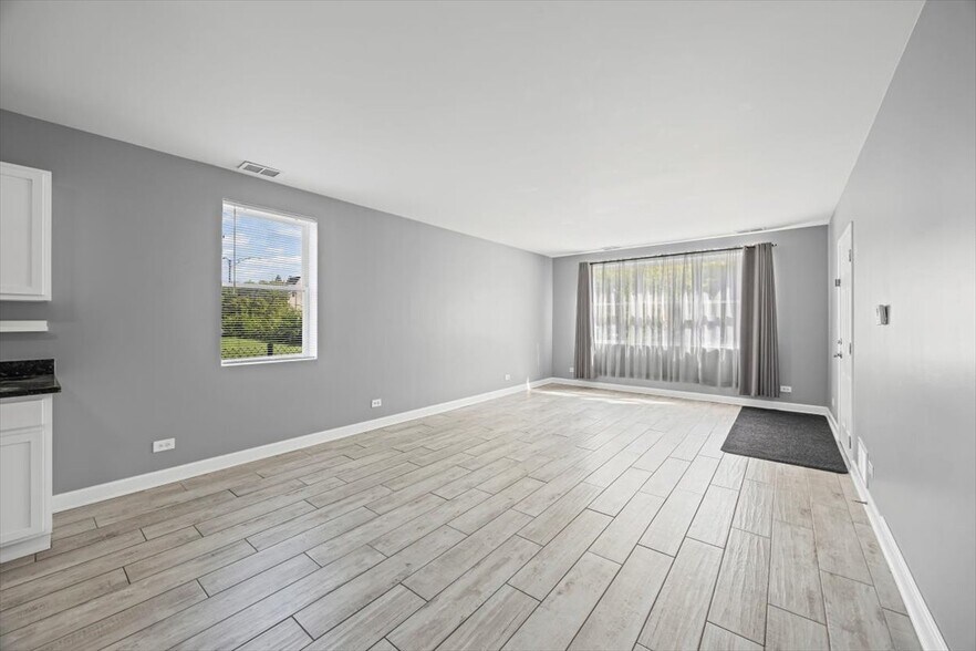 7-Unit East Garfield Park Portfolio portfolio of 2 properties for sale on LoopNet.com - Building Photo - Image 3 of 22