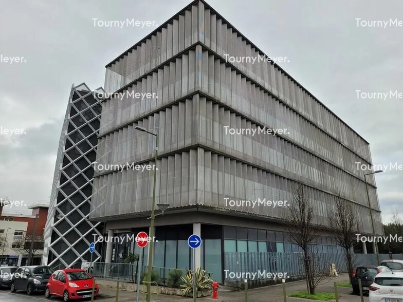 Retail in Lormont for lease - Building Photo - Image 1 of 8