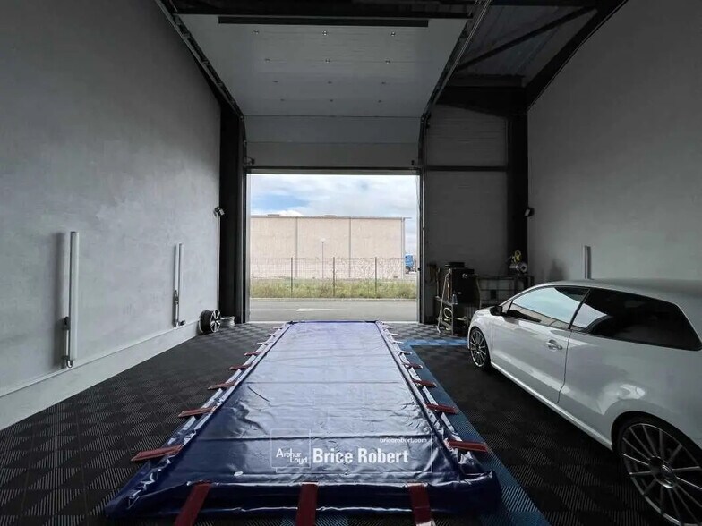 Office in Dagneux for lease - Interior Photo - Image 3 of 5