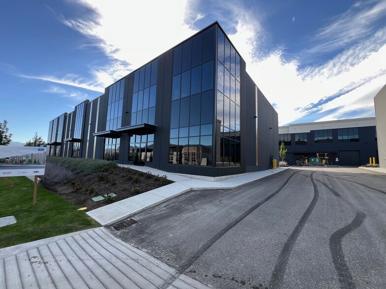 2090 Pier Mac Way, Kelowna, BC for lease - Primary Photo - Image 1 of 1