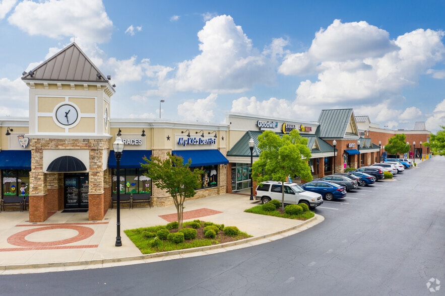 1741-1751 Newnan Crossing Blvd, Newnan, GA for lease - Building Photo - Image 3 of 7