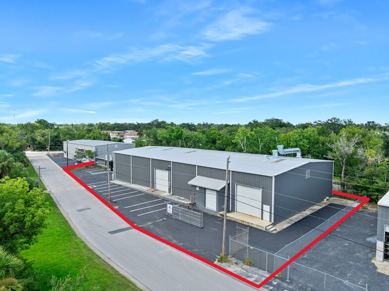 711 Commercial Dr, Daytona Beach, FL for lease - Building Photo - Image 3 of 35