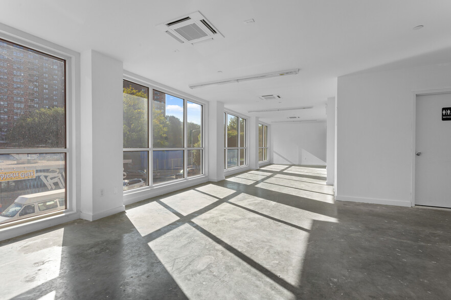 355 Grand St, New York, NY for lease - Building Photo - Image 3 of 11