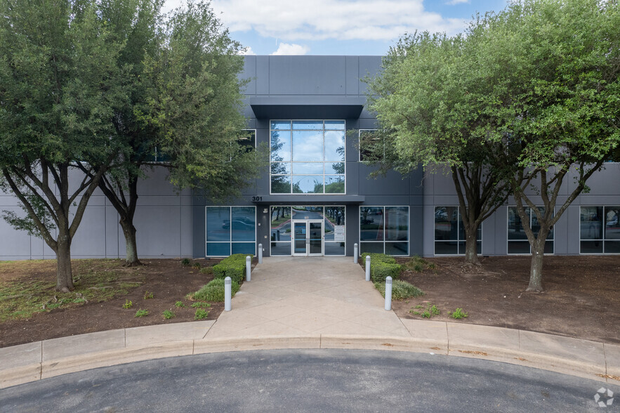 301 W Howard Ln, Austin, TX for lease - Primary Photo - Image 1 of 13