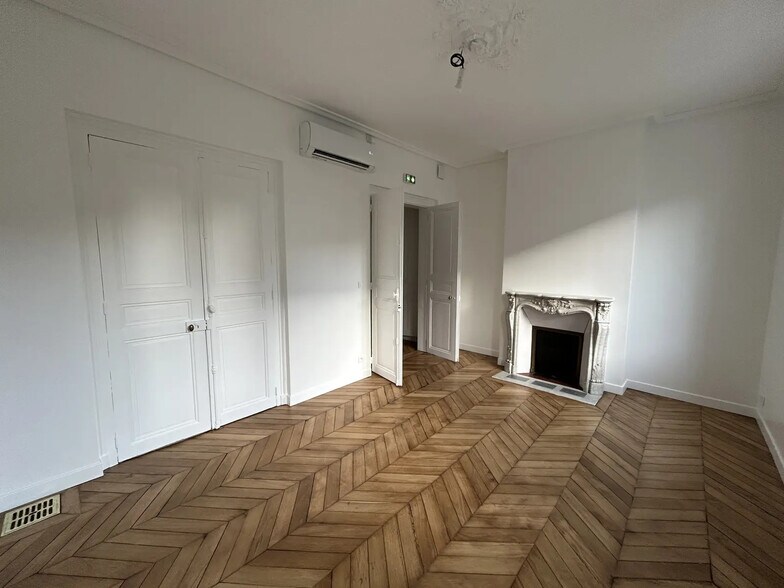 Office in Chartres for lease - Interior Photo - Image 2 of 7