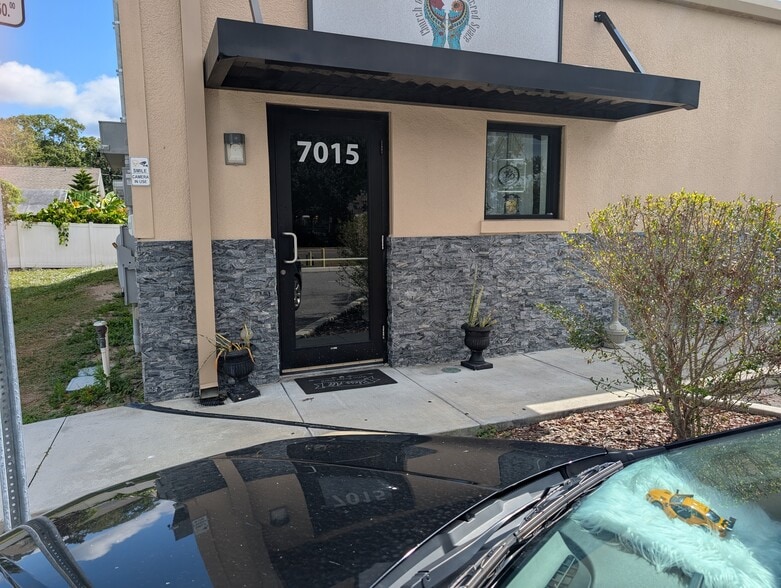 7015 N Manhattan Ave, Tampa, FL for lease - Building Photo - Image 2 of 11