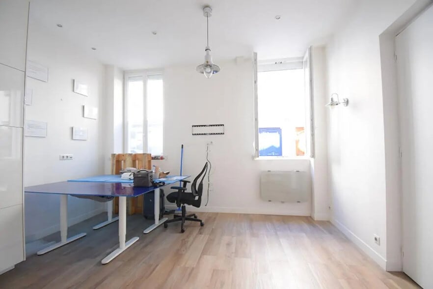 Office in Paris for sale - Interior Photo - Image 1 of 9