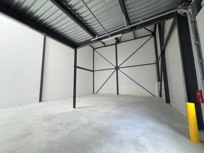 Flex in Pontoise for lease - Building Photo - Image 2 of 27