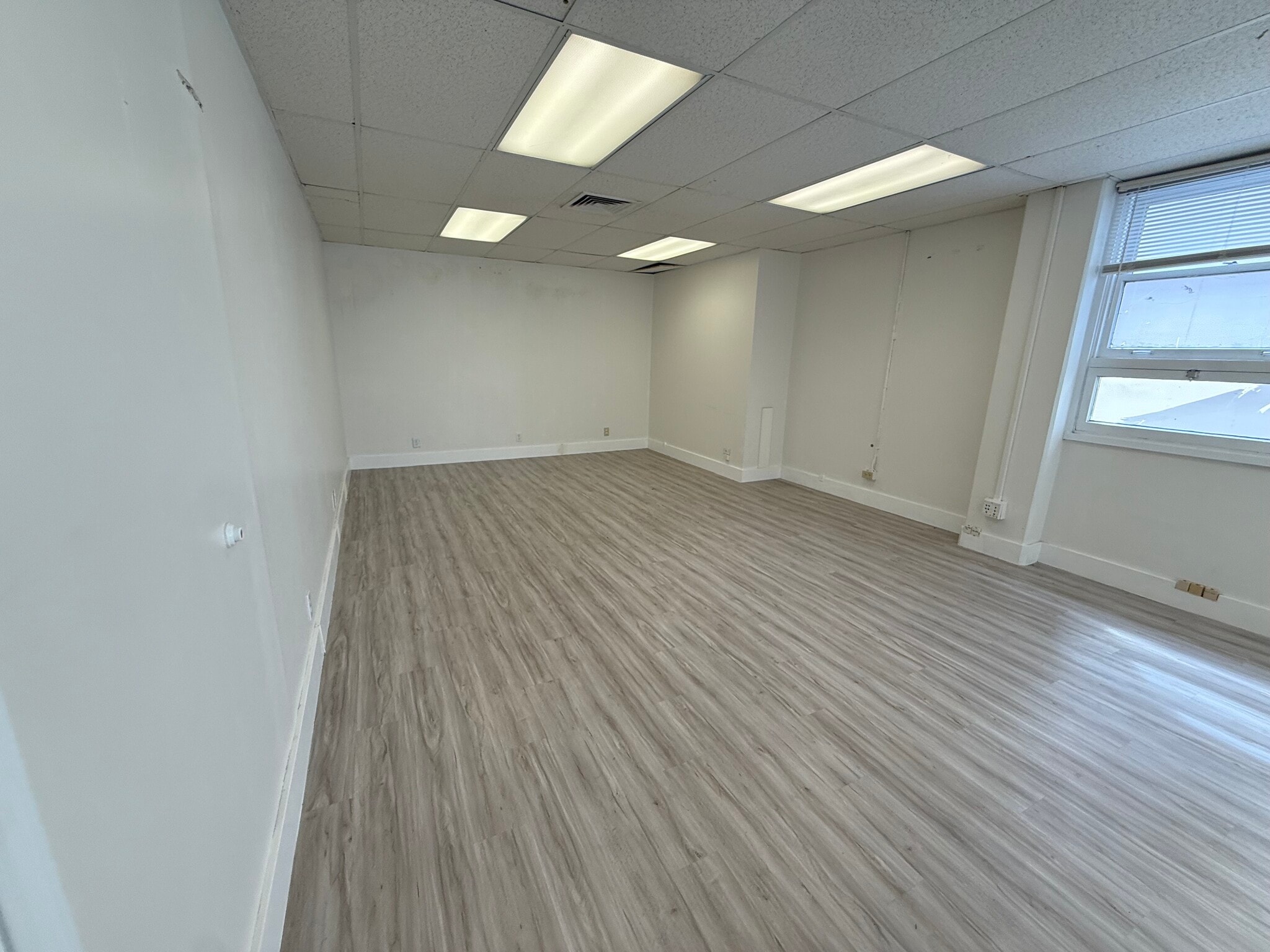 307 Lewers St, Honolulu, HI for lease Interior Photo- Image 1 of 8