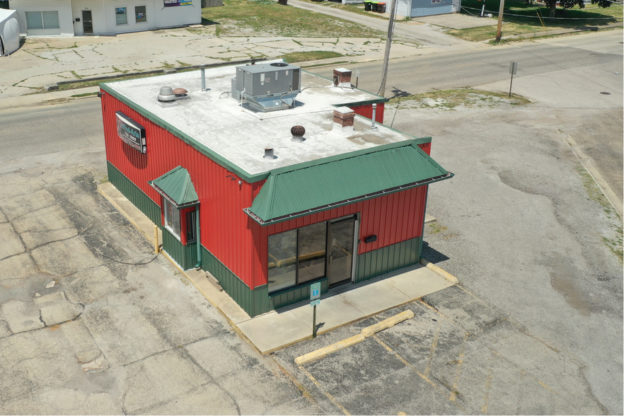 102 5th St, Lincoln, IL for sale - Primary Photo - Image 1 of 29