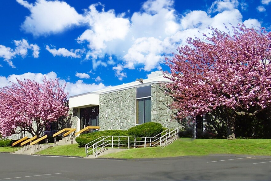 30 Nutmeg Dr, Trumbull, CT for lease - Building Photo - Image 1 of 7