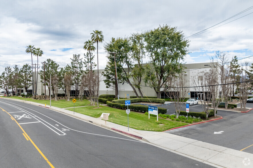 1335 Philadelphia St, Pomona, CA for lease - Building Photo - Image 3 of 8