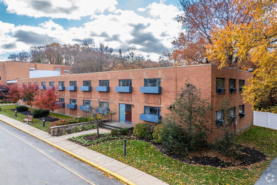 100 E Lancaster Ave, Wynnewood, PA for lease - Building Photo - Image 2 of 5