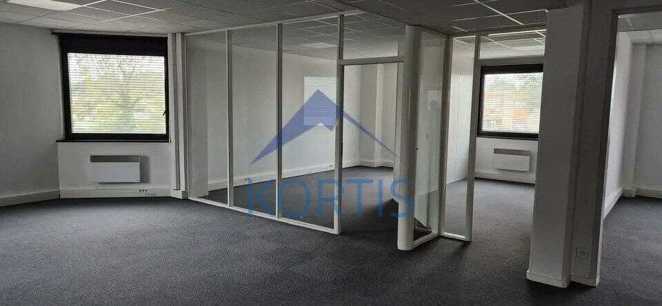 Office in Saint-Quentin-Fallavier for lease - Interior Photo - Image 3 of 6