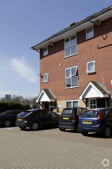 7 Tuscam Way, Camberley for lease - Primary Photo - Image 1 of 1