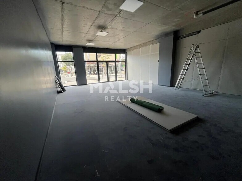 Retail in Saint-Laurent-de-Mure for lease - Interior Photo - Image 2 of 5