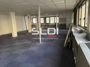 Office in Villeurbanne for sale Interior Photo- Image 1 of 4