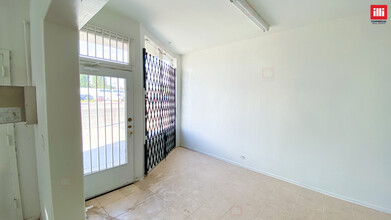 21528 1/2-21530 Ventura Blvd, Woodland Hills, CA for lease Interior Photo- Image 1 of 7