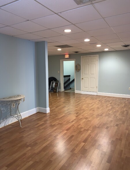 354 Maple Ave W, Vienna, VA for lease - Interior Photo - Image 2 of 34