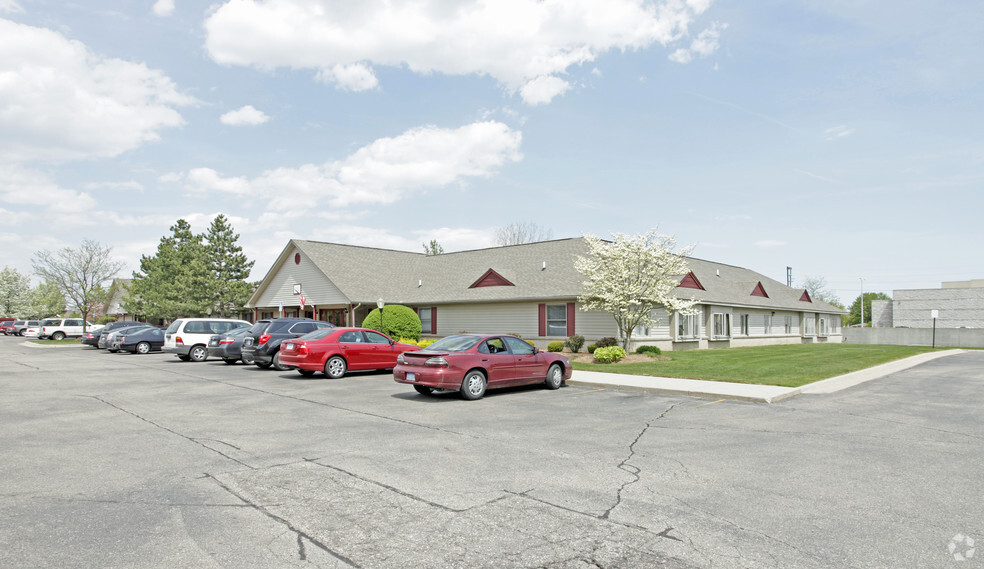 13350-13400 19 Mile Rd, Sterling Heights, MI for sale - Primary Photo - Image 1 of 1