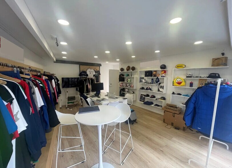 Retail in Paris for lease - Interior Photo - Image 3 of 5