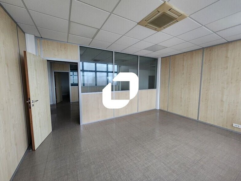 Flex in SAINT CYR L ECOLE for lease - Interior Photo - Image 2 of 12