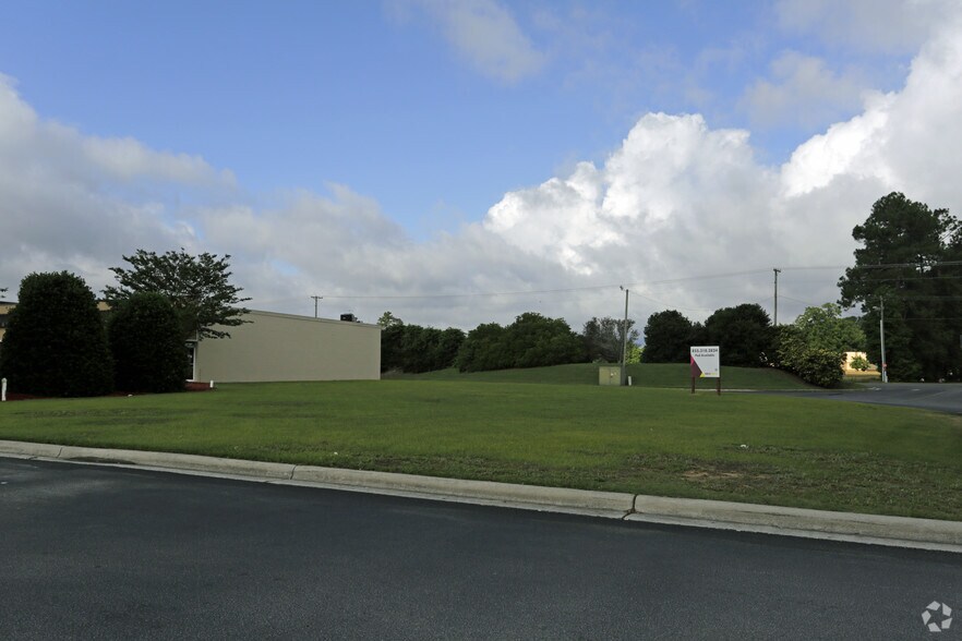 W Vernon Ave Hill Farm Rd, Kinston, NC 28504