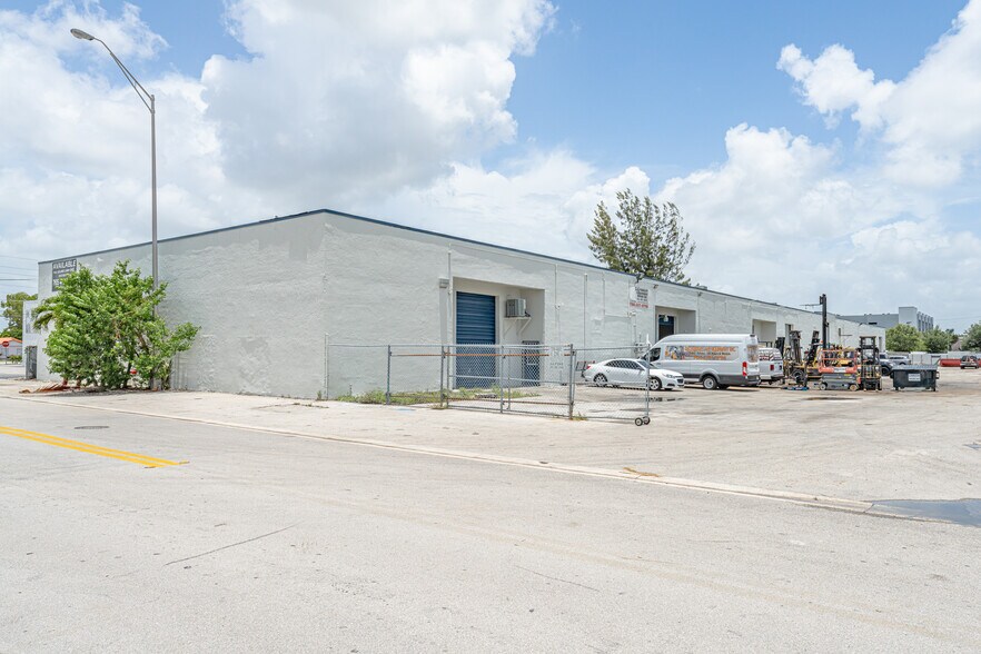 345 W 75th Pl, Hialeah, FL for sale - Primary Photo - Image 1 of 1